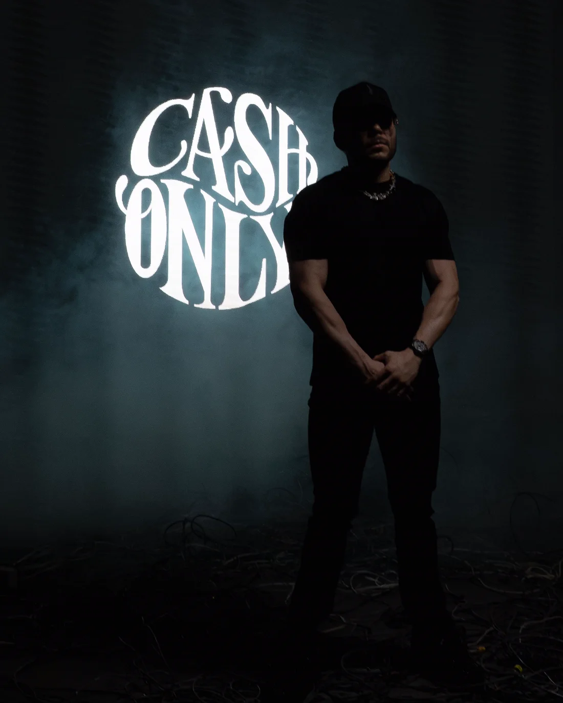 Tito Double P frente al letrero luminoso de Cash Only